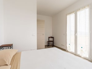 Flooring, Fussboden, Interior Design, Holz, Decke, Schlafzimmer, Zimmer, Bett, Möbel, Beleuchtung
