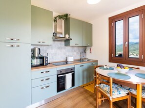Kitchen, Kitchen Appliance, Interior Design, Countertop, Major Appliance, Wood, Furniture, Cabinetry, Flooring, Ceiling