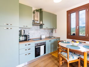 Kitchen, Kitchen Appliance, Interior Design, Countertop, Major Appliance, Wood, Furniture, Cabinetry, Flooring, Ceiling