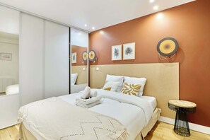 Chambre 1 avec lit queen size et salle de bain complète attenante
