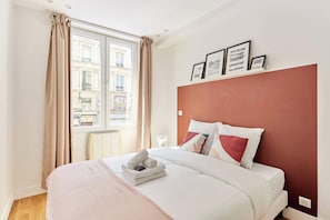 Chambre 3 avec lit queen size et placard