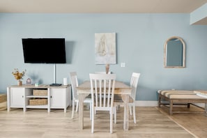 17-web-or-mls-9902 S Thomas Dr 703-13