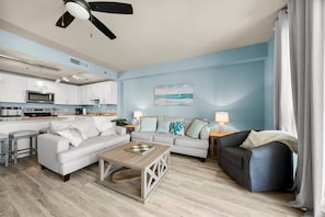 21-web-or-mls-9902 S Thomas Dr 703-17