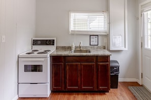 Oven/Stove, sink