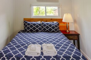 Queen bed, all linens, towels included.