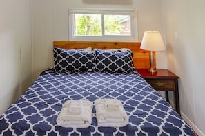 Queen bed, all linens, towels included.