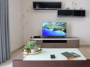 Coffee table and smart TV, works great with Chromecast