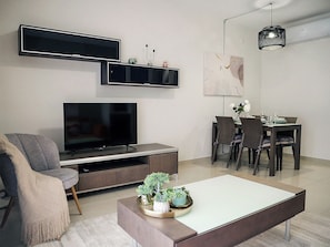 Dining space for 4 connected to the living room