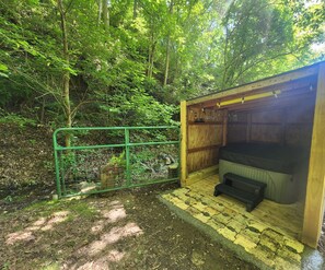 Outdoor spa tub