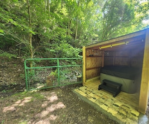 Outdoor spa tub