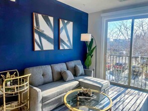 This living room invites you to relax with loved ones, whether you're sharing stories or watching your favorite movie in total comfort.