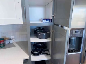 Experience culinary creativity in this stylish kitchen, where every detail is designed to make cooking enjoyable and easy.