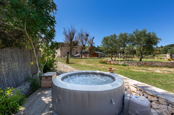 Outdoor spa tub