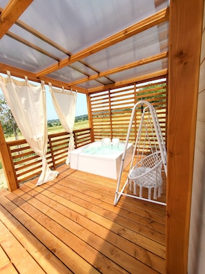 Outdoor spa tub