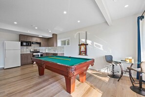 8' Pool Table with Seating & 50" Smart TV
