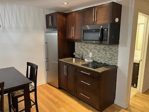 Kitchen area, dining room (2)