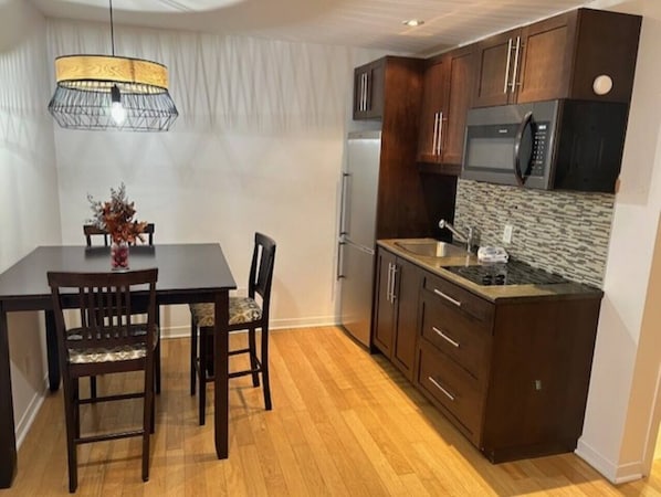 Kitchen area, dining room (1)
