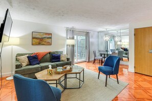 Living Room | Free WiFi | Smart TV | 1st Floor