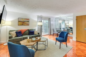 Living Room | Free WiFi | Smart TV | 1st Floor