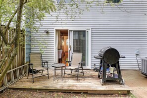 Deck | Charcoal Grill | Fenced Backyard | 2-Story Townhome