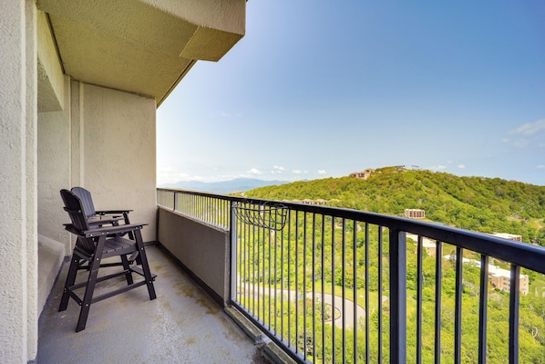 Sugar Mountain Vacation Rental | 2BR | 2BA | 900 Sq Ft | Stairs Required to Ente