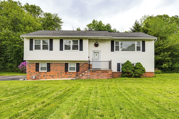 Parsippany Vacation Rental | 4BR | 1.5BA | 2,146 Sq Ft | Stairs Required