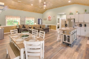 Living Room | Free WiFi | Central Heating & A/C | Smart TV
