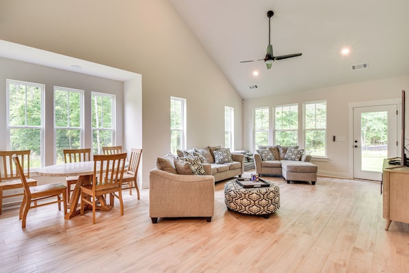 Central Vacation Rental | 3BR | 2.5BA | 2,500 Sq Ft | Step to Enter