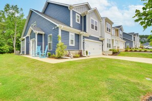 Townhouse Exterior | Garage (2 Vehicles) | Driveway (4 Vehicles)