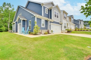 Townhouse Exterior | Garage (2 Vehicles) | Driveway (4 Vehicles)