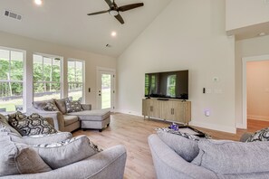 Living Room | Smart TV | Free WiFi | Central Air Conditioning/Heat | 1st Floor