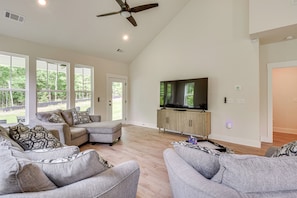 Living Room | Smart TV | Free WiFi | Central Air Conditioning/Heat | 1st Floor