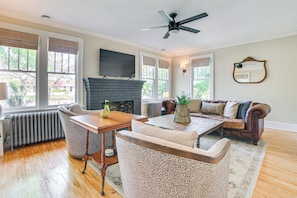 Living Room | 1st Floor | Smart TV | Books/Board Games