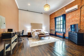 Studio | King Bed | Desk | Smart TV