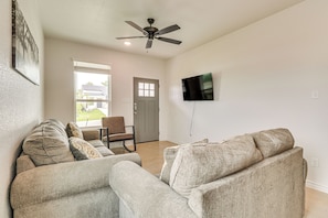 Living Room | Smart TV | Central A/C & Heating | Free WiFi | Single-Story Home