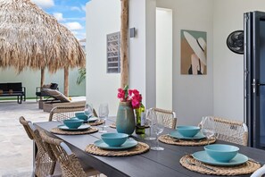 Outdoor dining area (1)