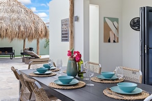 Outdoor dining area (1)