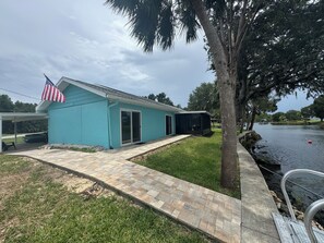 View of the proximity of the house to the floating dock. 