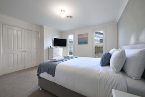 Bedroom 1 - Queen, Ensuite, Smart TV, Electric Blanket + BIR