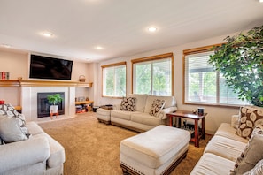 Living Room | 1st Floor | Central A/C & Heating | Smart TV