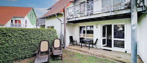 Terrasse mit vollumzĂ€unten Garten von auĂen nicht einsehbar