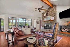 Large open living room and kitchen. Fireplace 