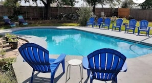 Room for everyone in the pool or in the sun. You choose.