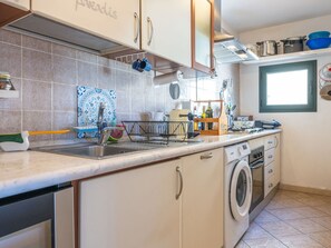 Küche, Major Appliance, Küchengerät, Countertop, Spüle, Sinken, Flooring, Cabinetry, Armatur, Fussboden