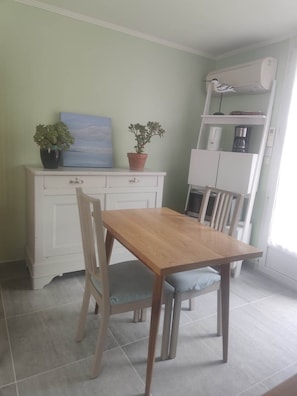 Table avec vue sur la terrasse Une transition naturelle entre l’intérieur et l’extérieur pour savourer chaque instant dans un cadre serein.