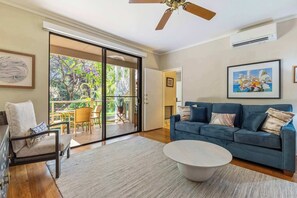 Relax in style with this breezy garden-view retreat—steps from nature, soaked in sunlight, and perfect for a peaceful escape with all the comforts of home. 🌿✨
