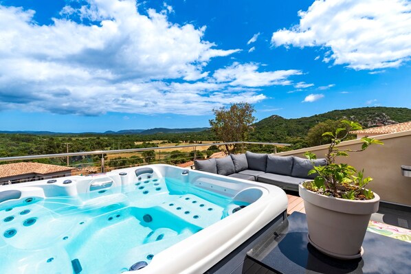 Outdoor spa tub