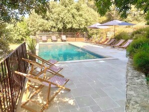 Piscine avec vue panoramique sur la Sainte-Victoire, qui inspira Paul Cezanne