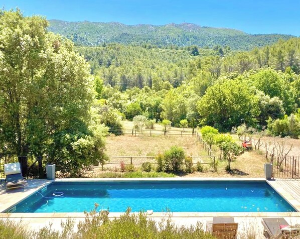 Piscine avec vue panoramique sur la Sainte-Victoire, qui inspira Paul Cezanne