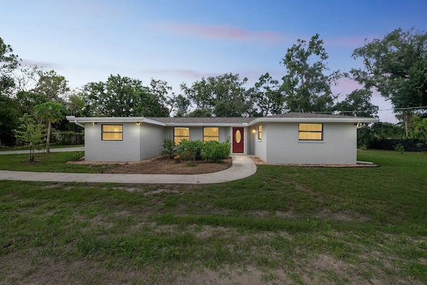 Grass, Building, Outdoors, Shelter, Lawn